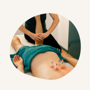 Massage du mollet pendant que des ventouses font leurs effets sur le dos. A Azé.