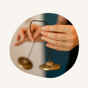 Un massage exclusif, sur mesure, allié à des temps d'écoute et d'expérimentation des vibrations des bols, tsinghas et autre instruments